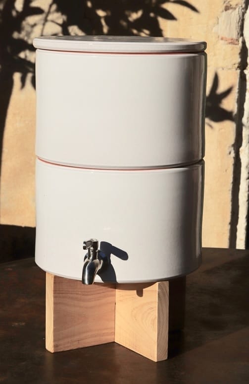 Fuente de agua de barro esmaltado fabricada en Francia com 3 piedras de cristal de roca